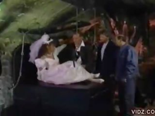 Sensational pengantin perempuan dalam stoking bdsm puss.
