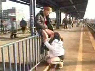 Pubblico lesbica femminile azione su trainstation