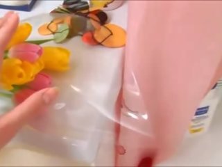 Gyjyklamak slit with a plastikden sik toy