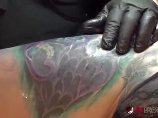 Мари bossette щрихи себе си докато същество татуиран