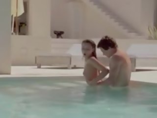 Gyzykly sensitive x rated clip in the swimmingpool