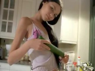 Unreal sayuran di dia sempit alat kelamin wanita