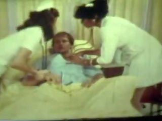 Niegrzeczne mokre pielęgniarki ssać wał i pieprzyć w gorące rocznik wina międzyrasowe seks klips scena