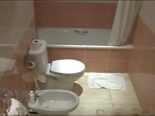 Paslėptas camara mažutė vonia masturbacija