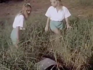Klassiskt vuxen klämma film i den skogs med två damer