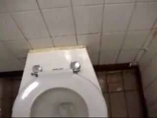 Público lavabo haciendo pis